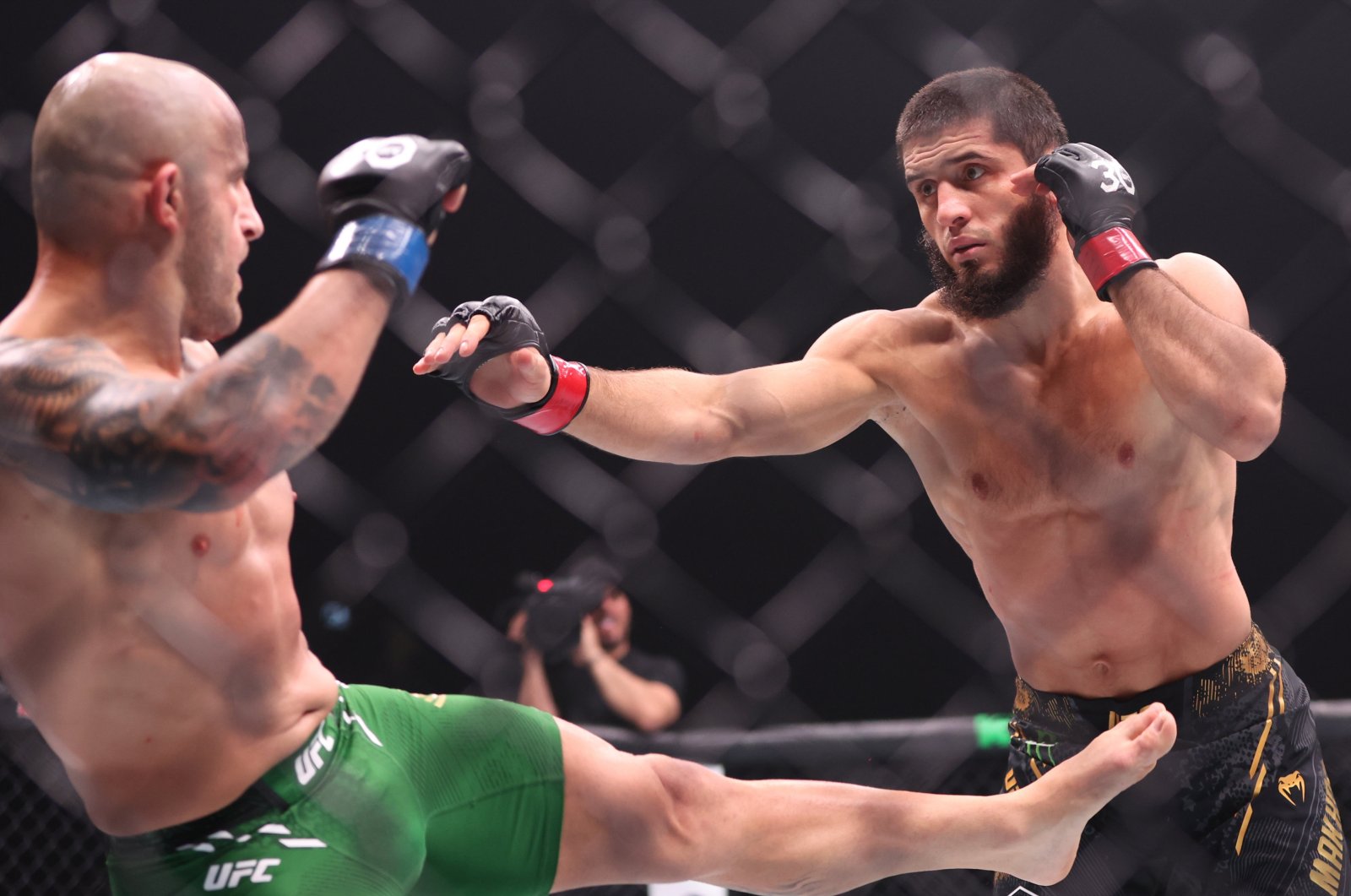 Islam Makhachev (R) in action against Alexander Volkanovski  (L) during the UFC 294 lightweight title bout in Abu Dhabi, UAE, Oct. 21, 2023. (EPA Photo)