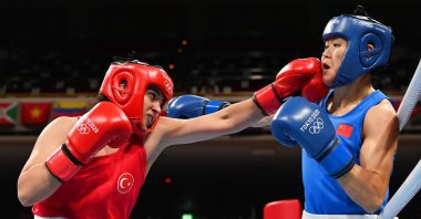 Busenaz Surmeneli of Team Türkiye punches Hong Gu of Team China during the Women&#039;s Welter 64-69 kg final between the respective teams on Day 15 of the Tokyo 2020 Olympic Games at Kokugikan Arena, Tokyo, Japan, Aug. 7, 2021. (Getty Images Photo)