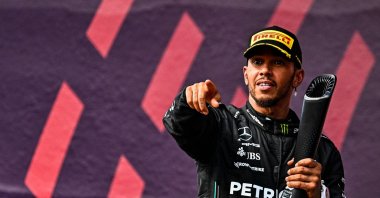 Mercedes&#039; British driver Lewis Hamilton celebrates on the podium after placing second in the 2023 U.S. Formula One Grand Prix, Circuit of the Americas, Austin, Texas, U.S., Oct. 22, 2023. (AFP Photo)