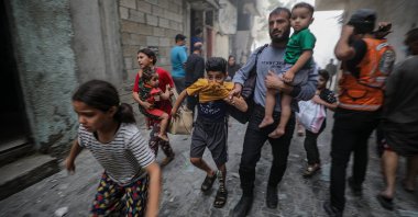 Palestinians flee following an Israeli airstrike in Gaza, Palestine, Oct. 23, 2023. (EPA Photo)