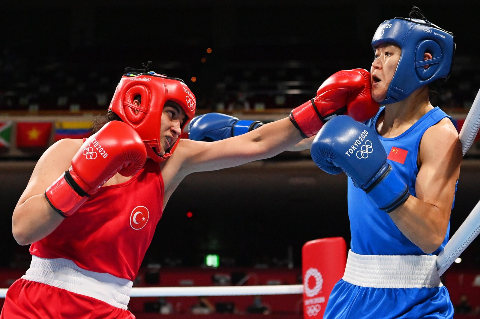 Busenaz Surmeneli of Team Türkiye punches Hong Gu of Team China during the Women&#039;s Welter 64-69 kg final between the respective teams on Day 15 of the Tokyo 2020 Olympic Games at Kokugikan Arena, Tokyo, Japan, Aug. 7, 2021. (Getty Images Photo)