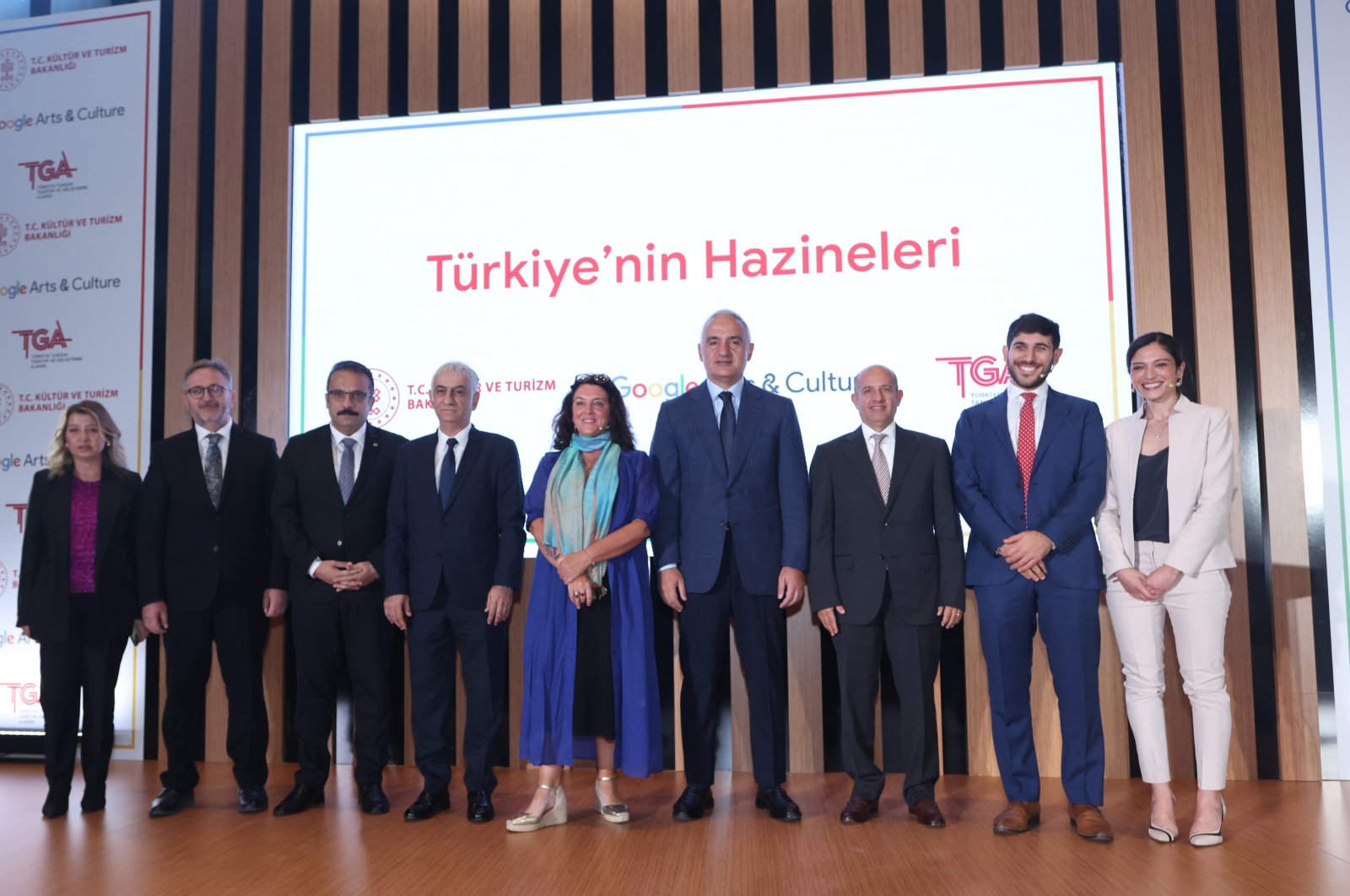 The project team poses with Mehmet Nuri Ersoy, minister of Culture and Tourism during the press meeting of the "Treasures of Türkiye" project of Google Culture & Arts, Istanbul, Türkiye, Oct. 20, 2023. (Photo courtesy of Atatürk Cultural Center)