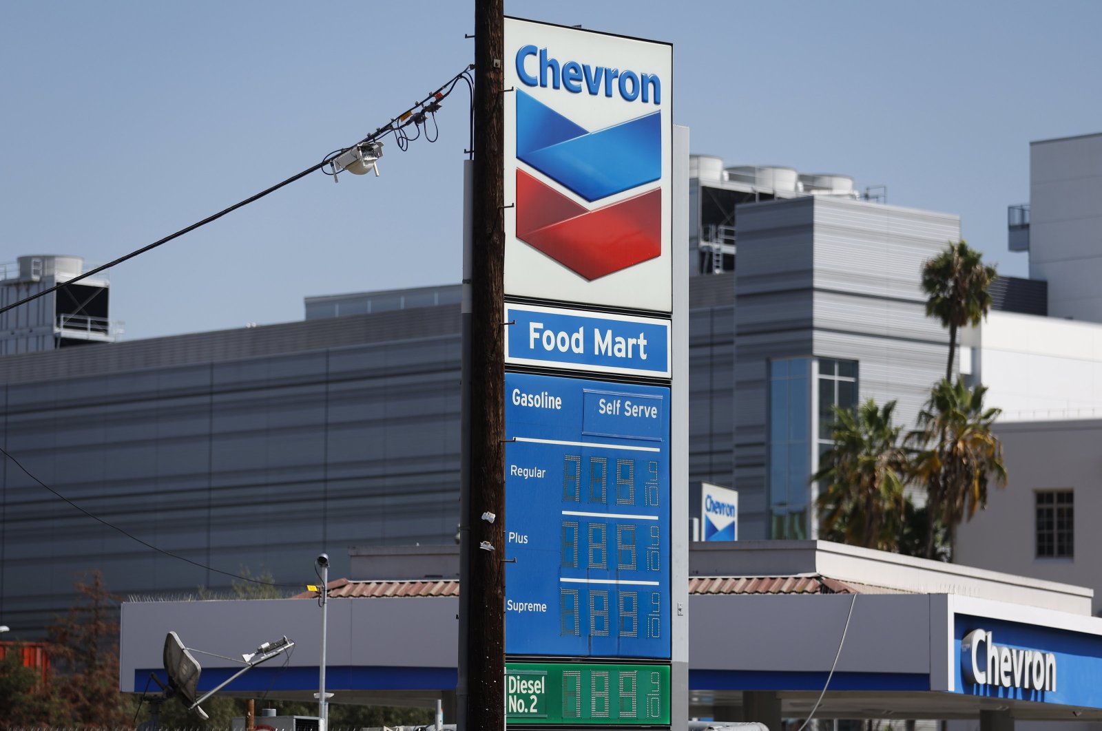 A Chevron gasoline station displays gasoline prices in Los Angeles, California, U.S., Oct. 2, 2023. (EPA Photo)