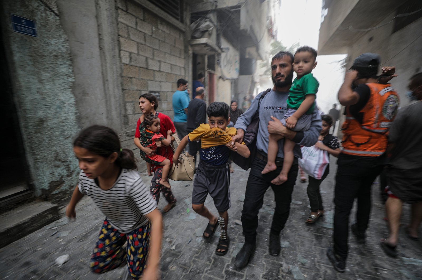 Palestinians flee following an Israeli airstrike in Gaza, Palestine, Oct. 23, 2023. (EPA Photo)