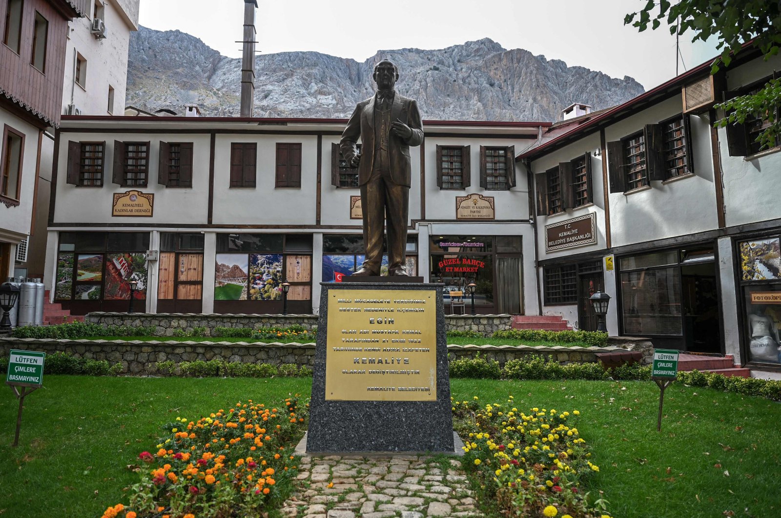 A statue of the founder of modern Türkiye, Mustafa Kemal Atatürk, Kemaliye, Türkiye, Oct. 3, 2023. (AFP Photo)