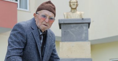 Mükremin Çağman poses in front of the statue of republic founder Mustafa Kemal Atatürk, Kayseri, Türkiye, Oct. 25, 2023. (AA Photo)