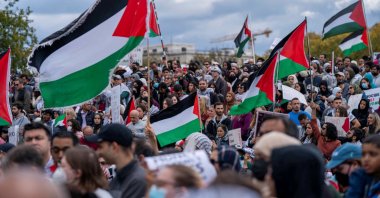 People raise flags and posters during a rally held by American Muslims for Palestine calling for a cease-fire in Gaza near the Washington Monument, Washington, U.S., Oct. 21, 2023. (Reuters Photo)