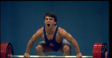 Türkiye&#039;s Naim Süleymanoğlu lifts weights during the featherweight 60 kg. snatch competition at the 1988 Seoul Summer Olympics, Seoul, South Korea, Sept. 20, 1988. (Getty Images Photo)