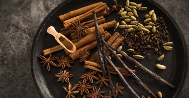 Cinnamon, star anise, cardamom and vanilla: Prepare your winter spices just before use and you&#039;ll get the maximum aromatic impact from them. (dpa Photo)