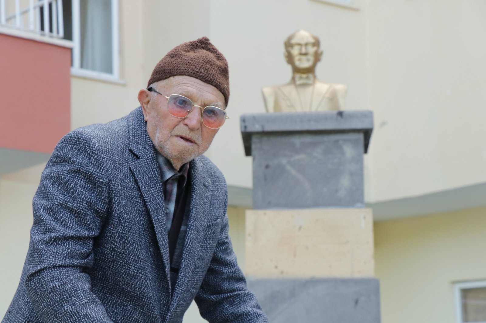 Mükremin Çağman poses in front of the statue of republic founder Mustafa Kemal Atatürk, Kayseri, Türkiye, Oct. 25, 2023. (AA Photo)