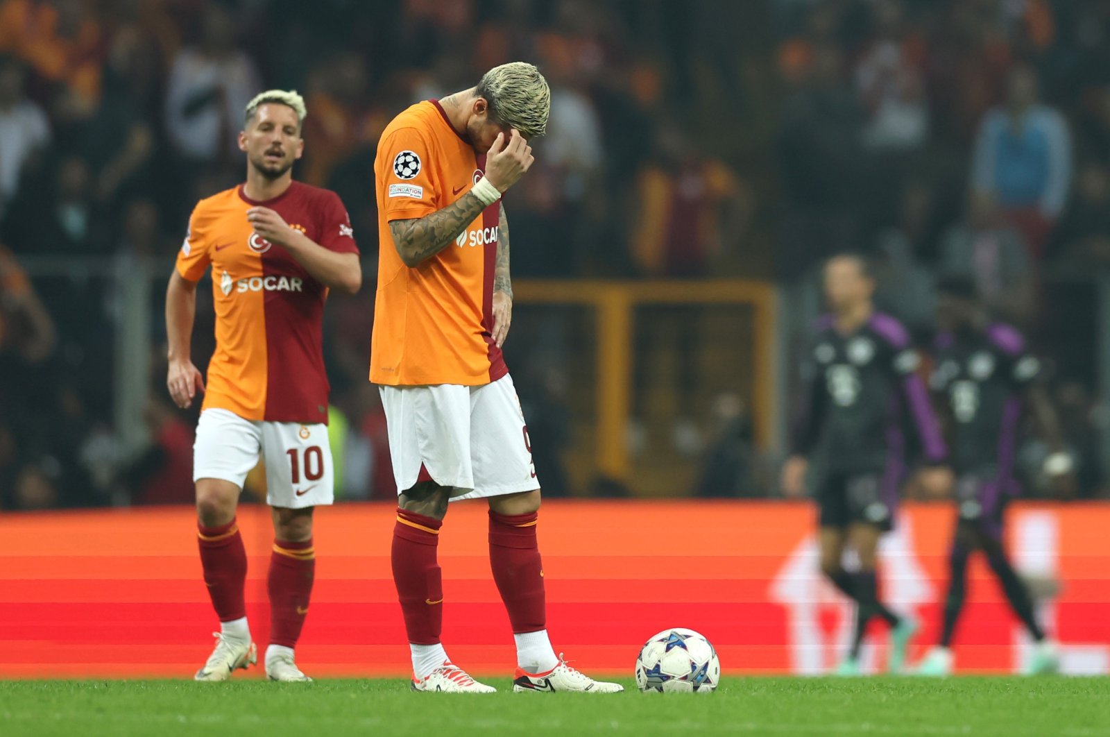 Galatasaray&#039;s Mauro Icardi (C) reacts after Bayern Munich&#039;s Jamal Musiala&#039;s goal during the UEFA Champions League match at Ali Sami Yen Arena, Istanbul, Türkiye, Oct. 24, 2023. (Getty Images Photo)