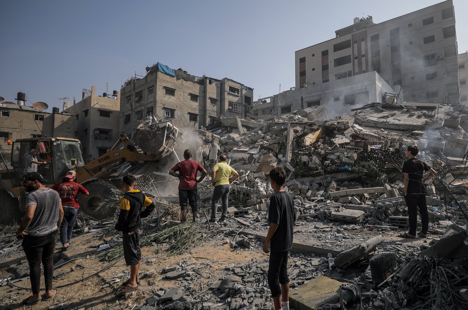 Palestinians search for bodies and survivors among the rubble of the destroyed al-Shawa family house following an Israeli airstrike in Gaza, Palestine, Oct. 25, 2023. (EPA Photo)