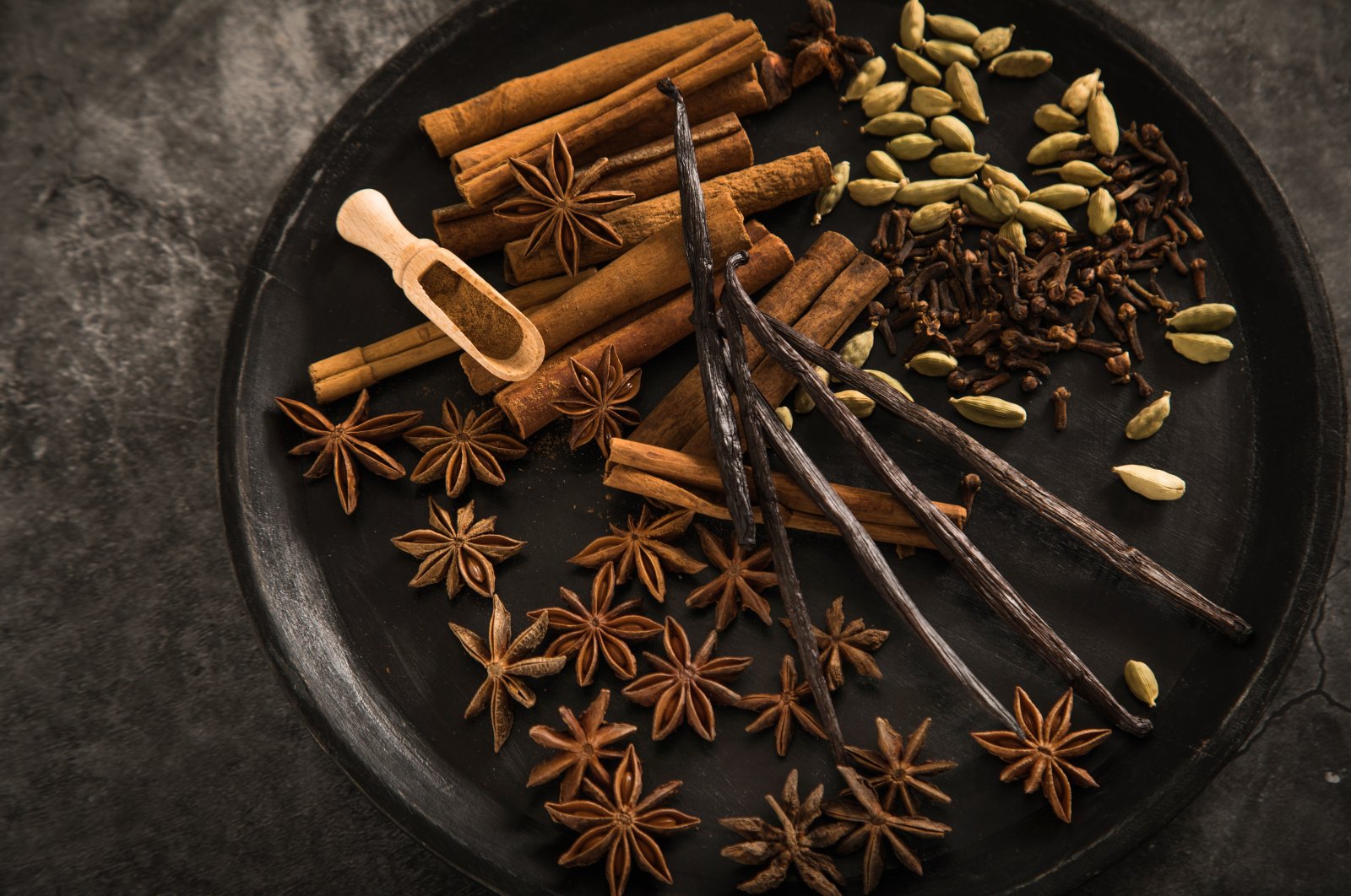 Cinnamon, star anise, cardamom and vanilla: Prepare your winter spices just before use and you&#039;ll get the maximum aromatic impact from them. (dpa Photo)