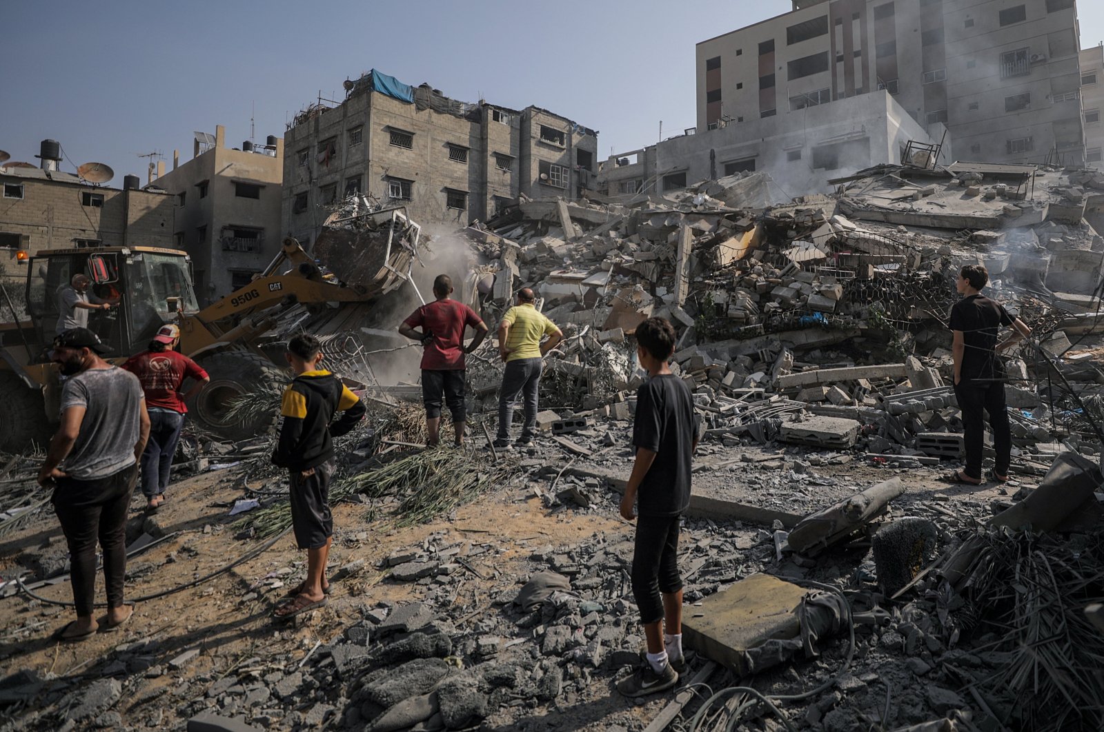 Palestinians search for bodies and survivors among the rubble of a destroyed family house following an Israeli airstrike, in Gaza, Oct. 25, 2023. (EPA Photo)