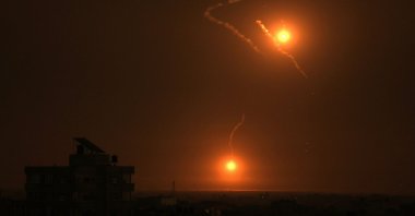 Flares fired by the Israeli army light up the sky east of Khan Yunis on the southern Gaza Strip, Palestine, Oct. 27, 2023. (AFP Photo)