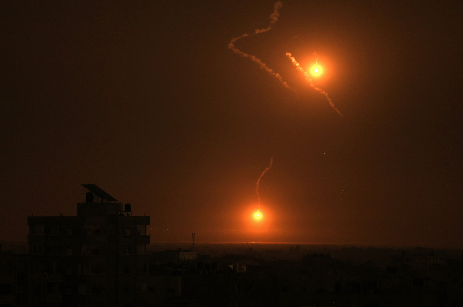 Flares fired by the Israeli army light up the sky east of Khan Yunis on the southern Gaza Strip, Palestine, Oct. 27, 2023. (AFP Photo)