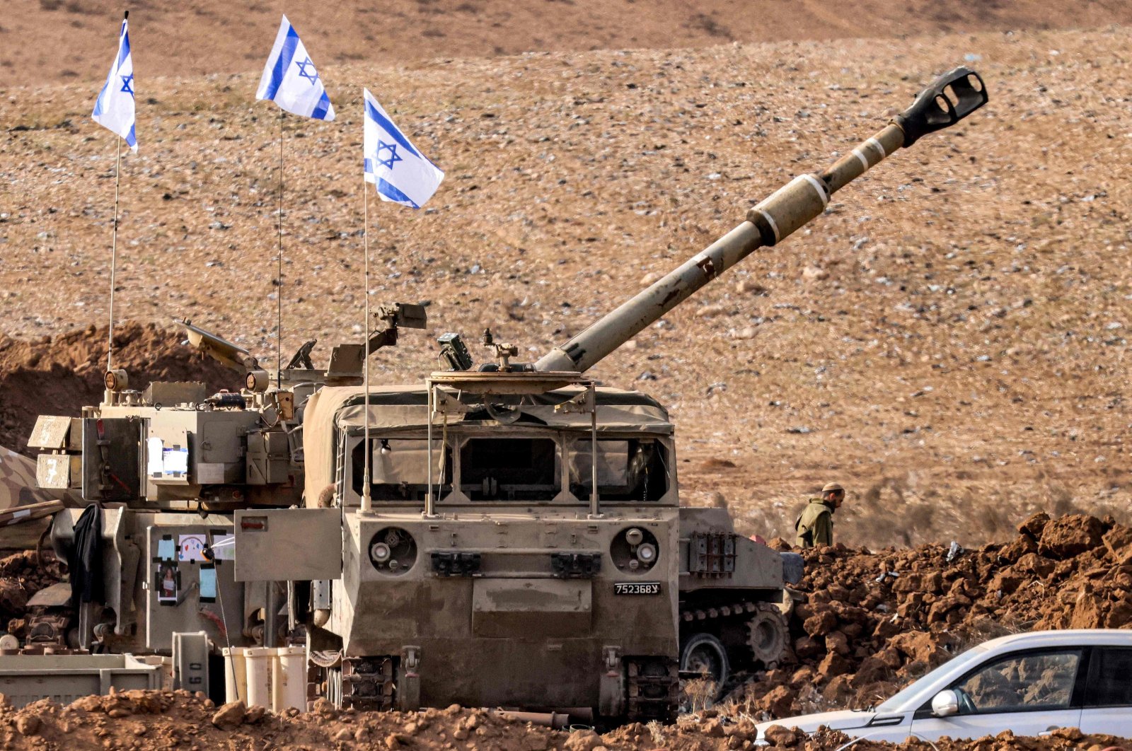 An Israeli army M109 155mm self-propelled howitzer is deployed at a position along the border with the Gaza Strip near Sderot in southern Israel, Oct. 27, 2023. (AFP Photo)