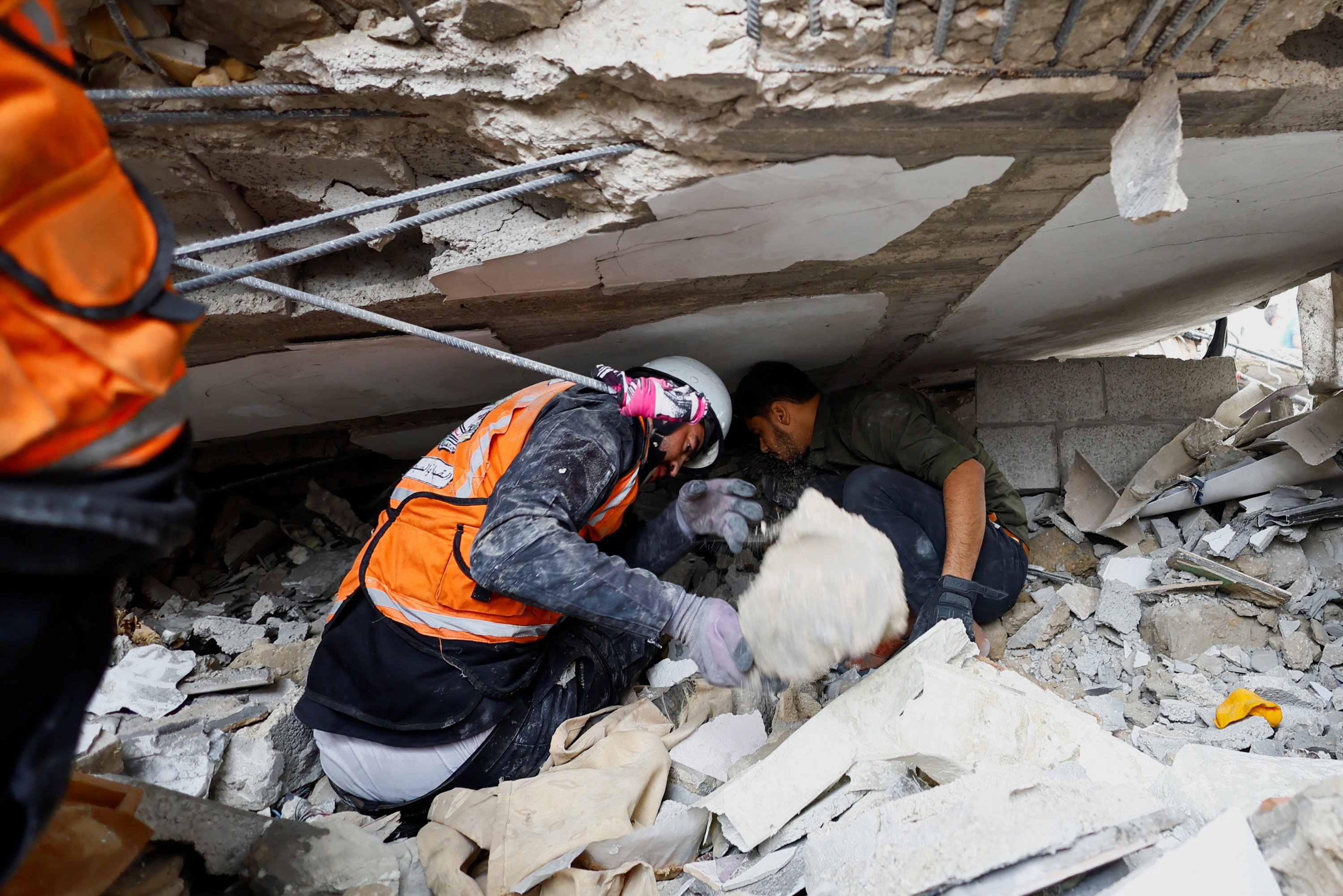 Rescue workers search in the rubble at the site of Israeli strikes on houses, in Khan Younis, southern Gaza Strip, Palestine, Oct. 29, 2023. (Reuters Photo)