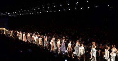 Models walk the runway at the Özgur Masur show during Mercedes-Benz Fashion Week Istanbul at Zorlu Center, Istanbul, Türkiye, Oct. 12, 2016. (Getty Images Photo)
