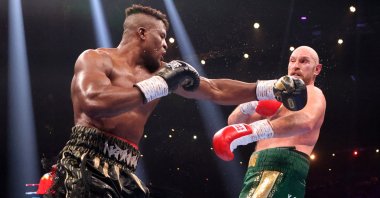 Francis Ngannou (L) throws a punch against Tyson Fury at Riyadh Arena, Riyadh, Saudi Arabia, Oct. 28, 2023. (Reuters Photo)