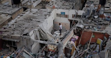 Palestinians check the damage at the site of Israeli strikes on houses, in Khan Younis, southern Gaza Strip, Oct. 29, 2023. (Reuters Photo)
