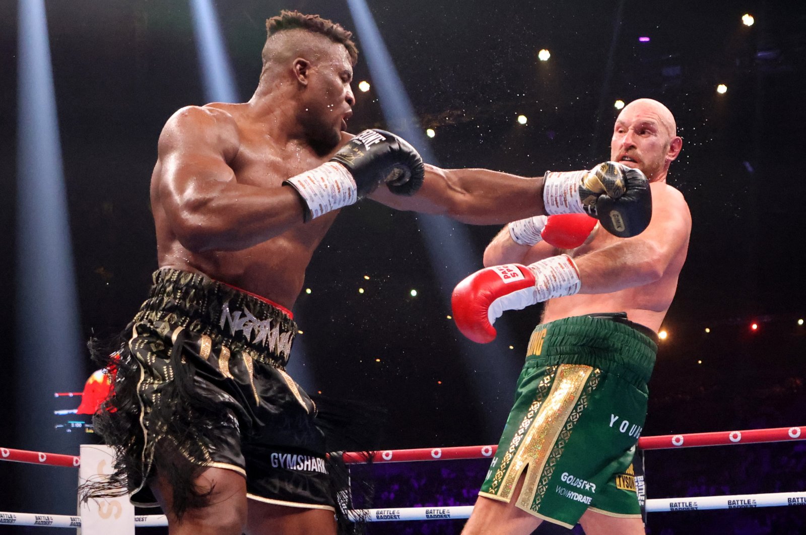 Francis Ngannou (L) throws a punch against Tyson Fury at Riyadh Arena, Riyadh, Saudi Arabia, Oct. 28, 2023. (Reuters Photo)