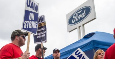 Members of the United Auto Workers (UAW) stand outside of the Michigan Parts Assembly Plant in Wayne, Michigan, U.S., Sept. 26, 2023. (AFP Photo)