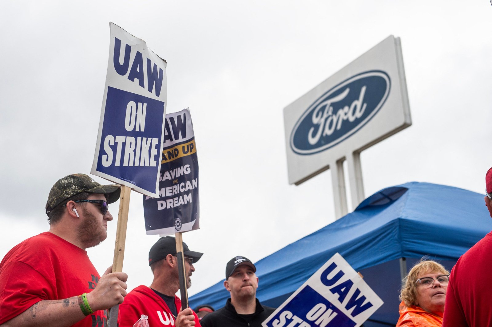 Members of the United Auto Workers (UAW) stand outside of the Michigan Parts Assembly Plant in Wayne, Michigan, U.S., Sept. 26, 2023. (AFP Photo)