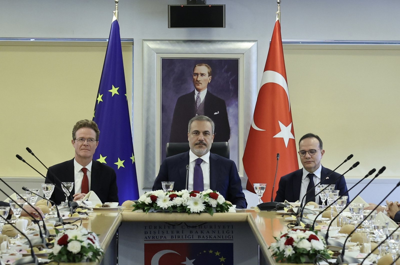 Foreign Minister Hakan Fidan (center) Nikolaus Meyer-Landrut, head of the EU Delegation to Türkiye (left) in Ankara, Oct. 30, 2023. (AA Photo)