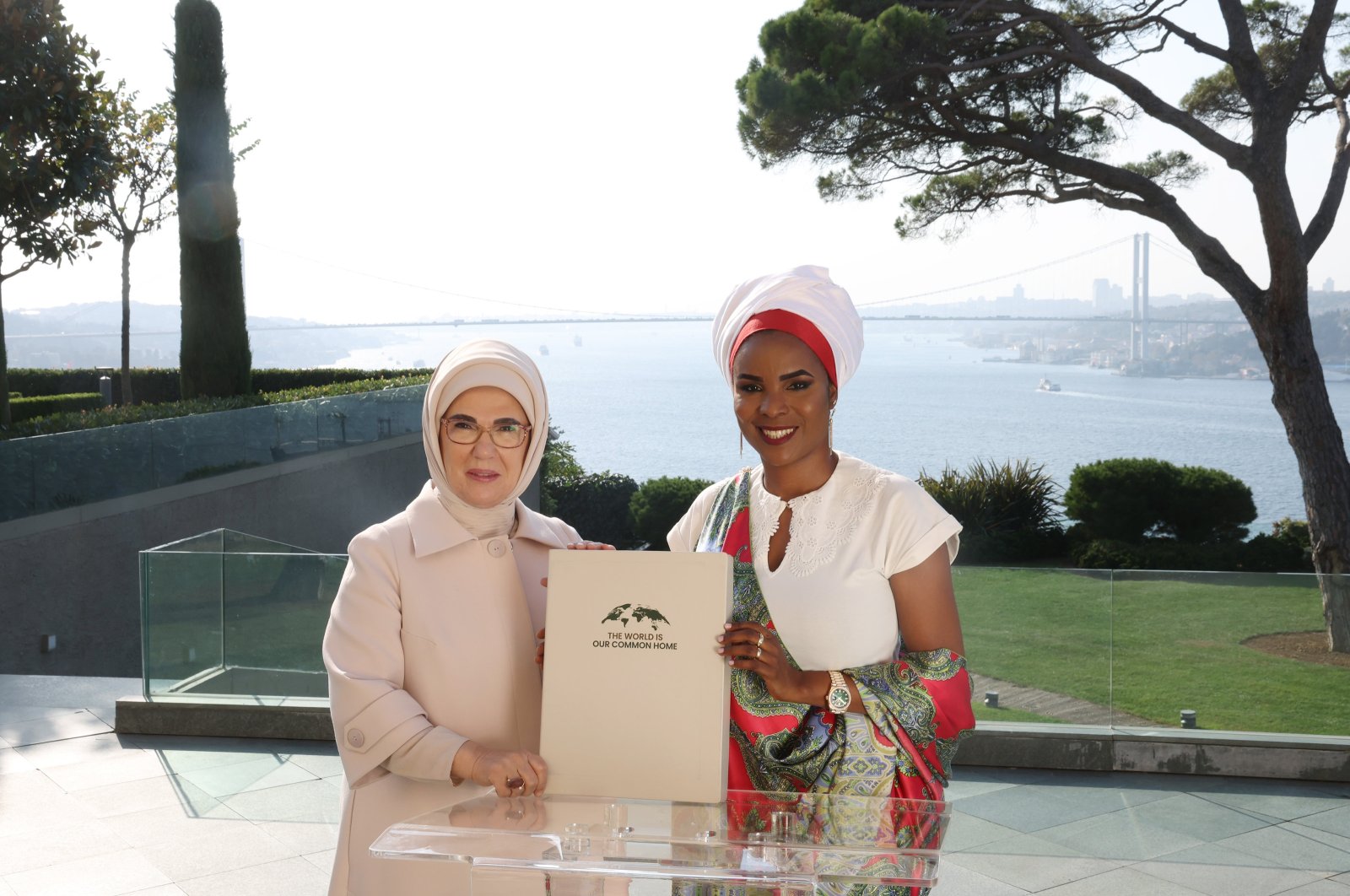 First lady Emine Erdoğan with Angeline Ndayishimiye, the wife of Burundi’s President Evariste Ndayishimiye in Istanbul, Oct. 30, 2023. (AA Photo)