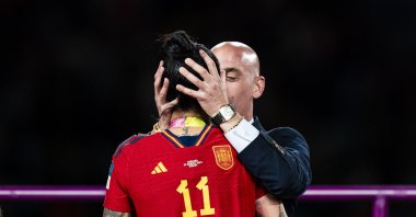 SYDNEY, AUSTRALIA - AUGUST 20: President of the Royal Spanish Football Federation Luis Rubiales (R) kisses Jennifer Hermoso of Spain (L) during the medal ceremony of FIFA Women's World Cup Australia & New Zealand 2023 Final match between Spain and England at Stadium Australia on August 20, 2023 in Sydney, Australia. (Photo by Noemi Llamas/Eurasia Sport Images/Getty Images)