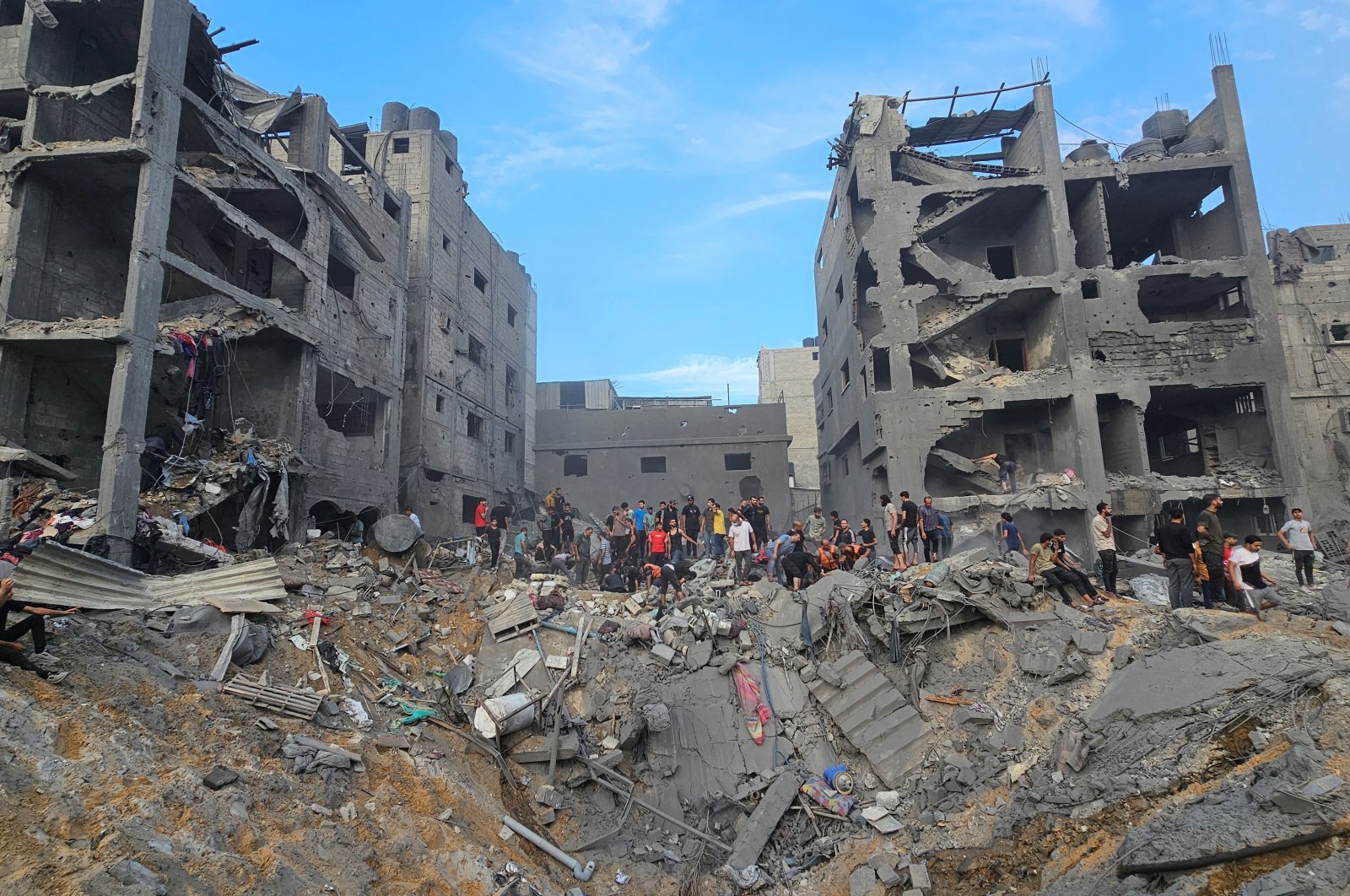 Palestinians search for casualties at the site of Israeli strikes on houses in Jabalia refugee camp in the northern Gaza Strip, Oct. 31, 2023. (Reuters Photo)