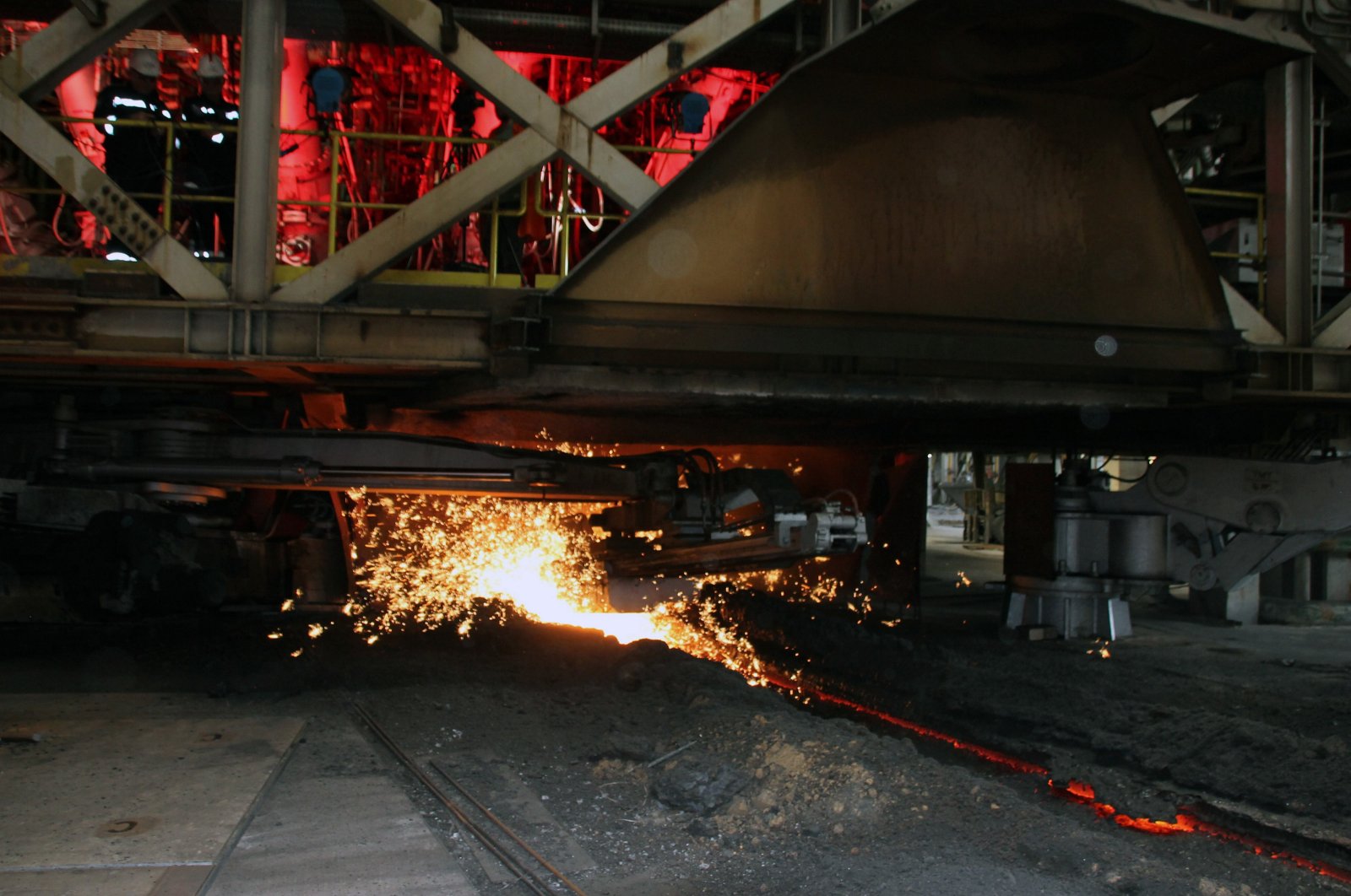 Workers are seen at a plant of Ereğli Iron and Steel Factories (Erdemir), in Zonguldak, northern Türkiye, Oct. 29, 2023. (AA Photo)