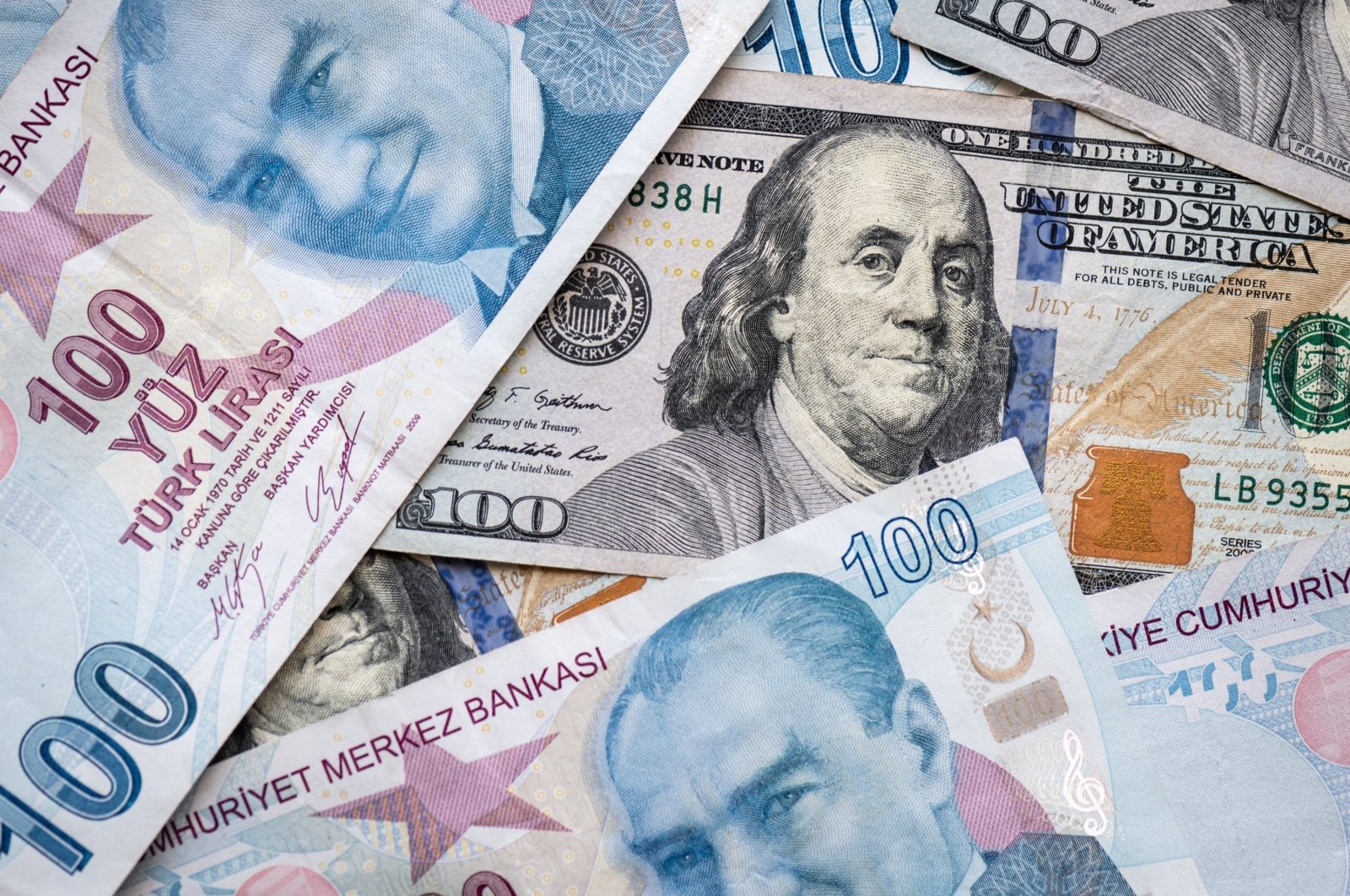 The illustration shows Turkish lira and U.S. dollar banknotes, in Istanbul, Türkiye, April 5, 2019. (Getty Images, File Photo)