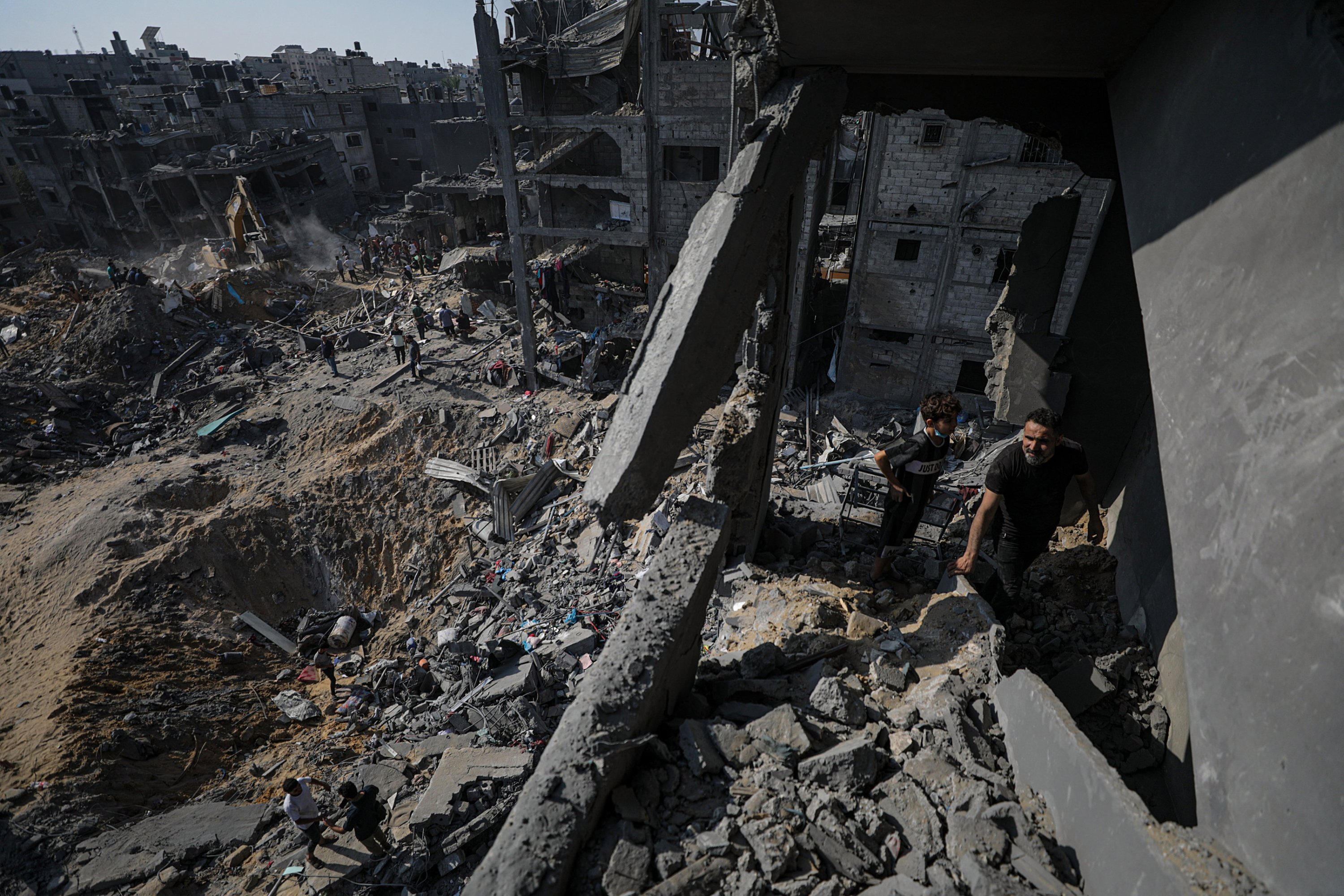 Palestinians inspect the rubble at the Jabalia refugee camp a day after an airstrike hit the area, in northern Gaza, Palestine, Nov. 1, 2023. (EPA Photo)