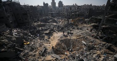 Palestinians search for bodies and survivors among the rubble of the Jabalia refugee camp, in northern Gaza, Palestine, Nov. 2, 2023. (EPA Photo)