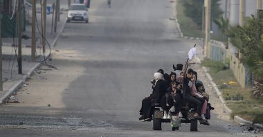 Residents evacuate from Gaza City and the northern Gaza Strip, in Gaza, Nov. 2, 2023. (EPA Photo)