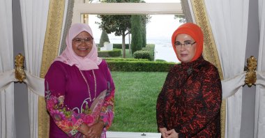 First lady Emine Erdoğan (R) and Executive Director of the United Nations Human Settlements Programme (U.N.-Habitat) Maimunah Mohd Sharif in Istanbul, Türkiye, Nov. 2, 2023. (AA Photo)