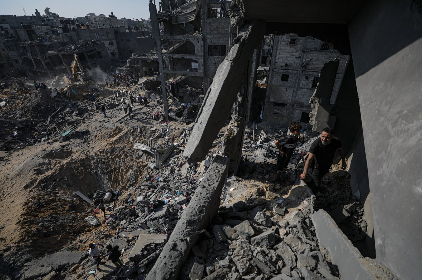 Palestinians inspect the rubble at the Jabalia refugee camp a day after an airstrike hit the area, the Gaza Strip, Palestine, Nov. 1, 2023. (EPA Photo) 