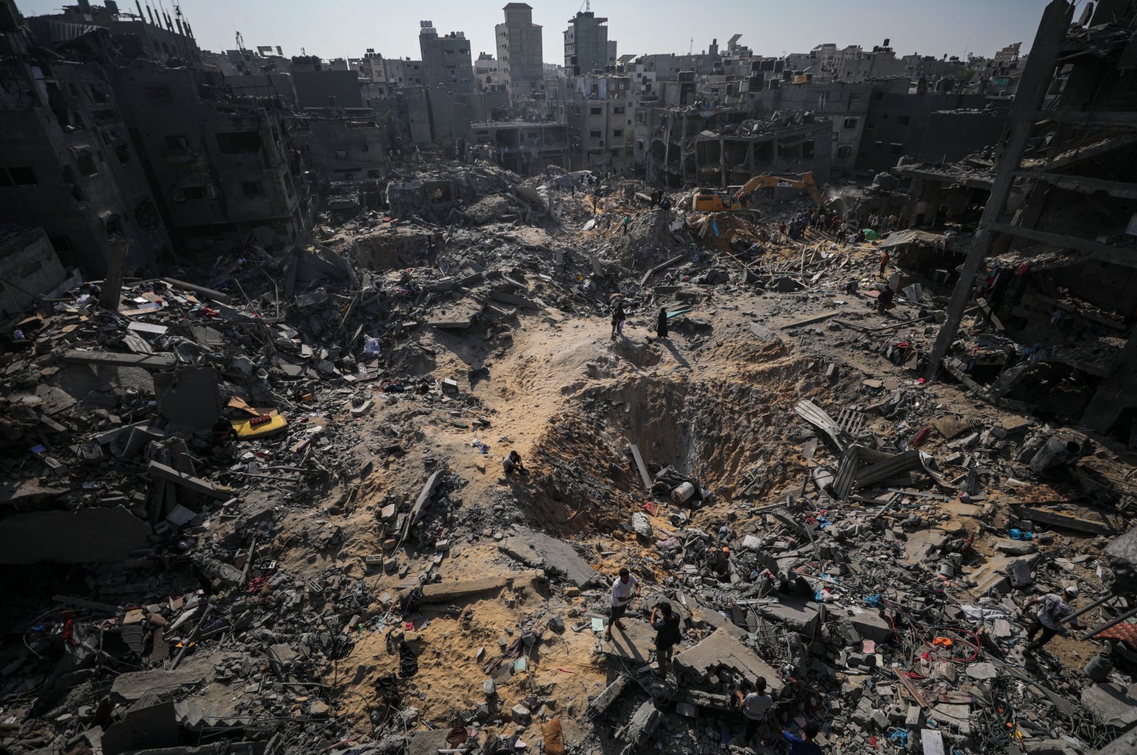 Palestinians search for bodies and survivors among the rubble of the Jabalia refugee camp, in northern Gaza, Palestine, Nov. 2, 2023. (EPA Photo)