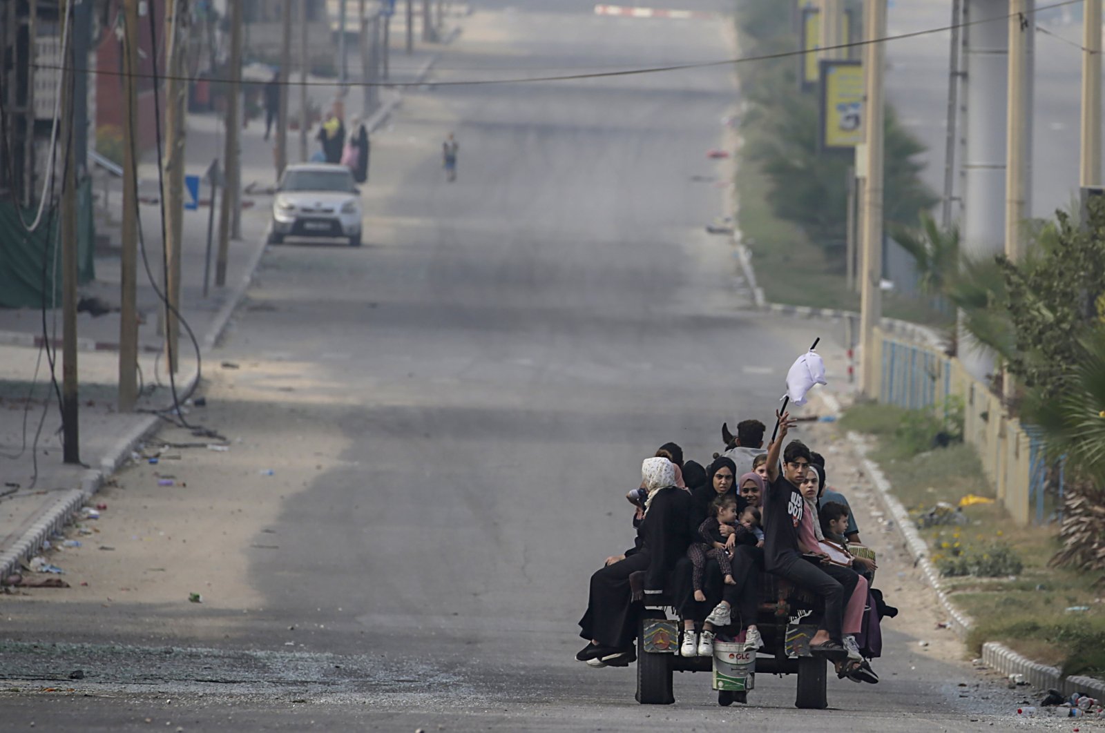 Residents evacuate from Gaza City and the northern Gaza Strip, in Gaza, Nov. 2, 2023. (EPA Photo)