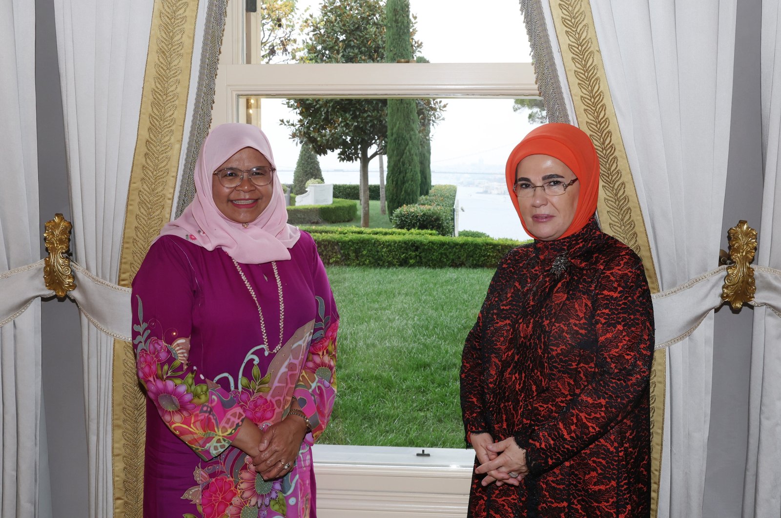 First lady Emine Erdoğan (R) and Executive Director of the United Nations Human Settlements Programme (U.N.-Habitat) Maimunah Mohd Sharif in Istanbul, Türkiye, Nov. 2, 2023. (AA Photo)
