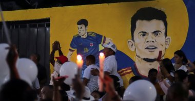 People attend a candlelight vigil demanding the release of the father of Liverpool F.C.&#039;s forward Luis Diaz after he was kidnapped, in Barrancas, Colombia Oct.31, 2023. (Reuters Photo)