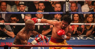 Floyd Mayweather Jr. (L) and Manny Pacquiao face off for the world welterweight championship at MGM Grand Garden Arena, Las Vegas, Nevada, U.S., May 2, 2015. (Getty Images Photo)