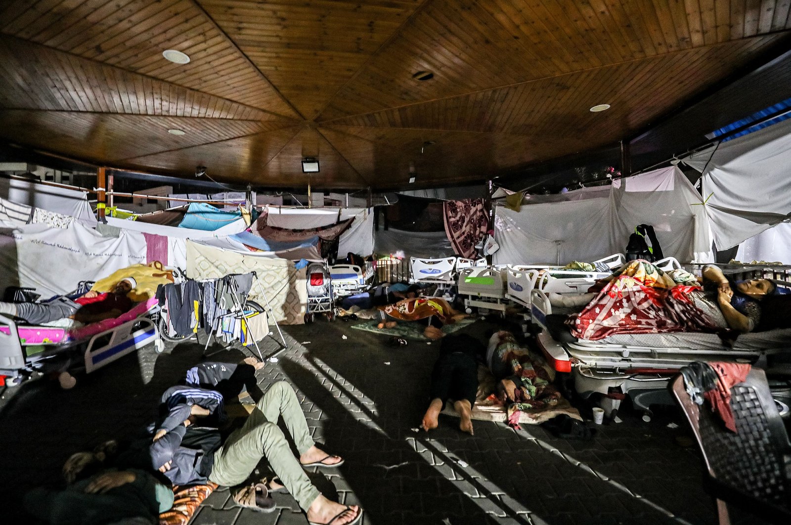 People wait in tent shelters in the darkness as fuel for electricity generation runs out outside Al-Shifa Hospital amid Israeli attacks, Gaza City, Palestine, Nov. 3, 2023. (AFP Photo)