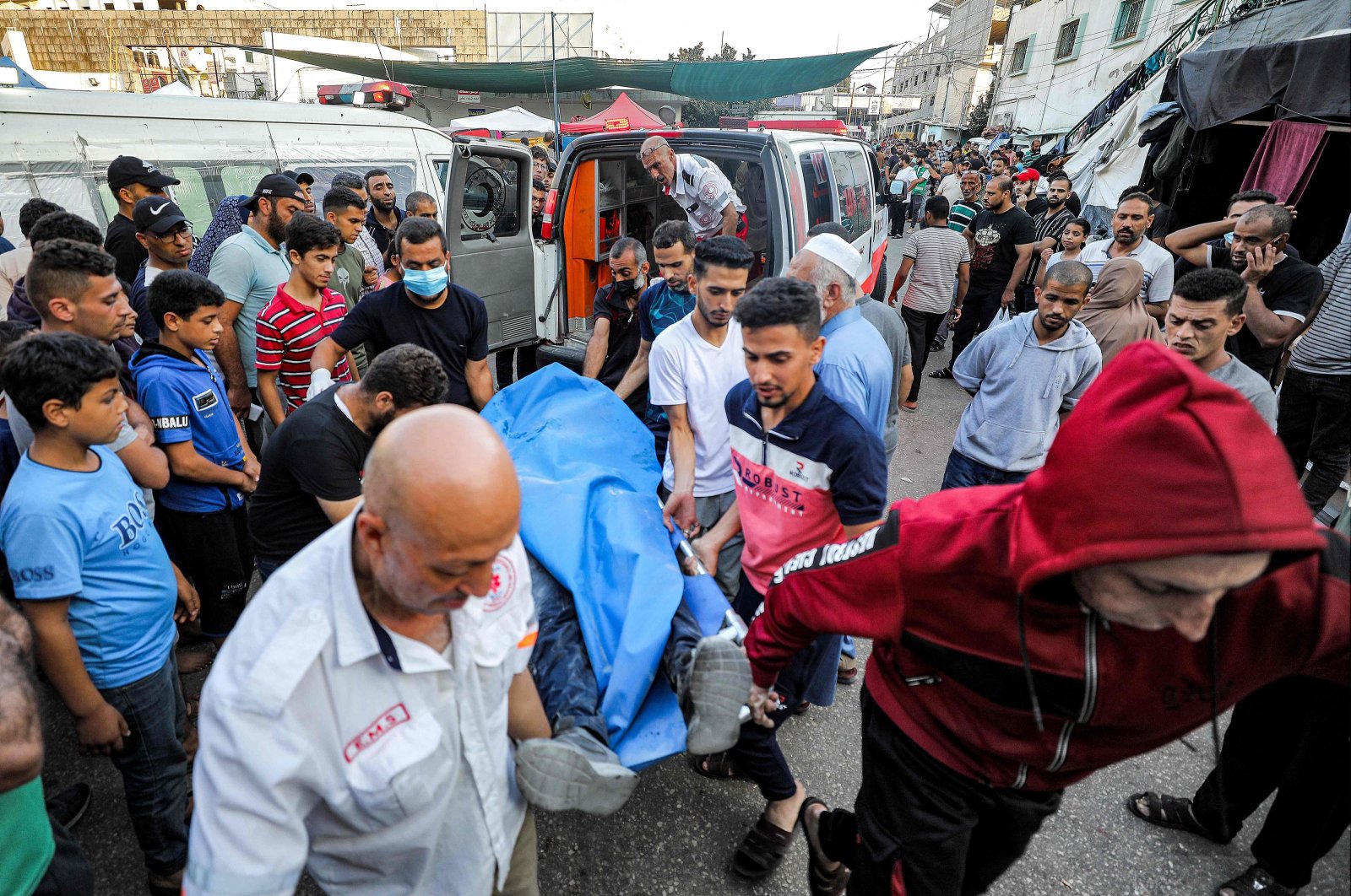 The body of a victim killed in Israeli bombardment is taken out of an ambulance arriving at Al-Shifa hospital in Gaza City on Nov. 2, 2023 (AFP Photo)