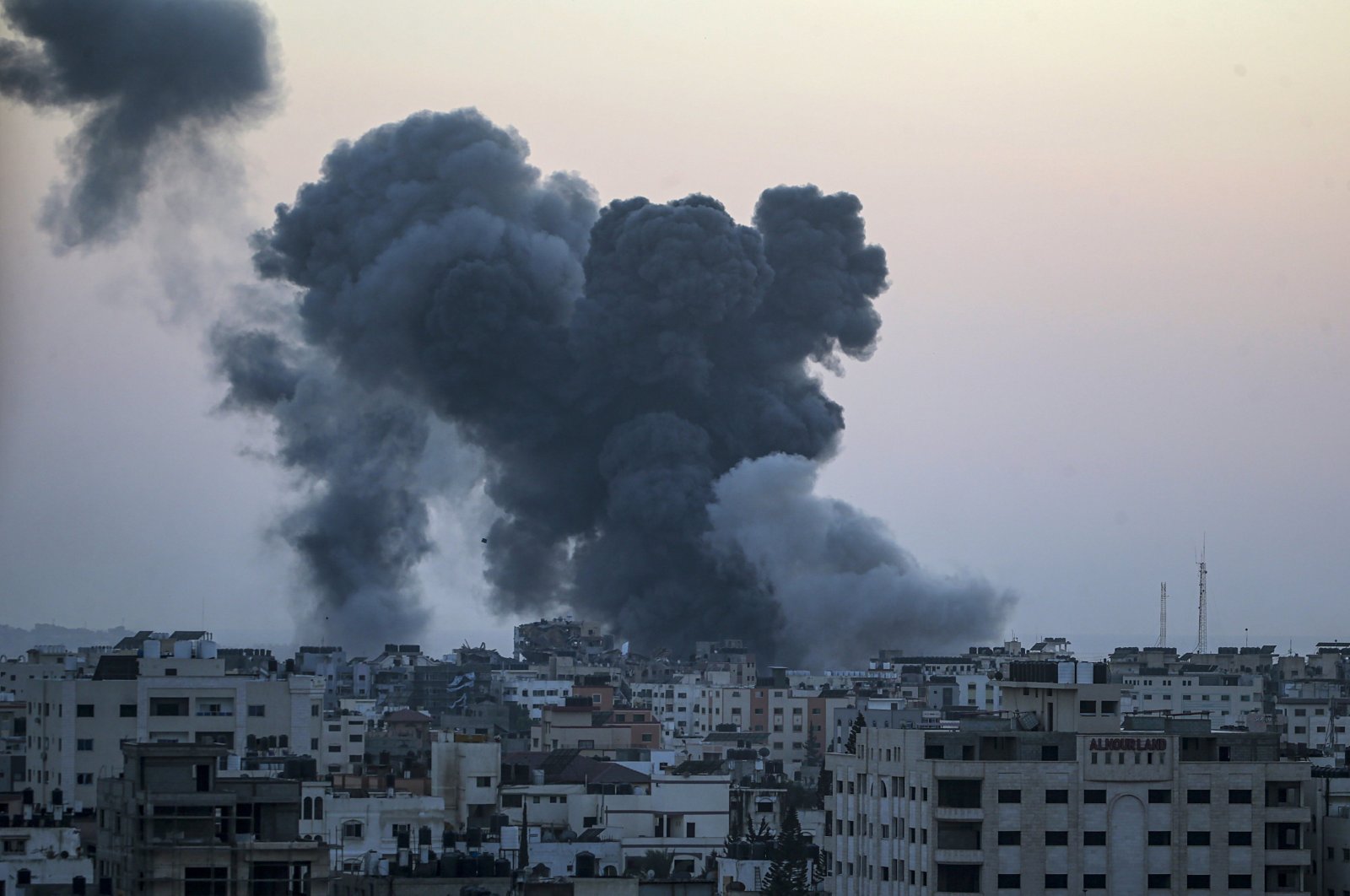 Smoke rises following Israeli strikes in Tal Al Hawa neighbourhood in Gaza City, Nov. 4, 2023. (EPA Photo)