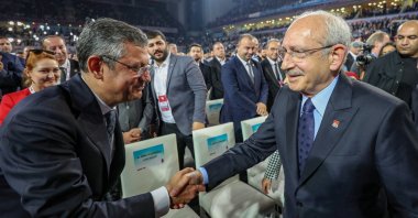 Main opposition Republican People's Party (CHP) leader Kemal Kılıçdaroğlu shakes hands with chairperson candidate Özgür Özel during the 38th ordinary party congress, Ankara, Türkiye, Nov. 4, 2023. (Reuters Photo)