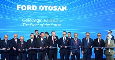 President Recep Tayyip Erdoğan (C) Industry and Technology Mehmet Fatih Kacır (4th L), Transport and Infrastructure Minister Abdulkadir Uraloğlu (4th R), Koç Holding Chair Ömer Koç (5th R), and Koç Holding deputy Chair and Ford Otosan Chair Ali Koç (5th L) cut the ribbon at the opening ceremony of Ford Otosan&#039;s &quot;The Plant of the Future,&quot; Kocaeli, Türkiye, Nov. 4, 2023. (AA Photo)