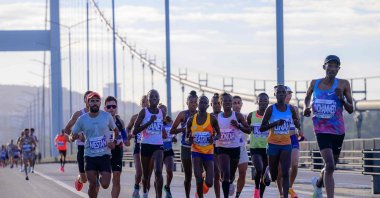 Runners cross the July 15 Martyrs Bridge during the 45th Istanbul Marathon, Istanbul, Türkiye, Nov. 5, 2023. (AFP Photo)